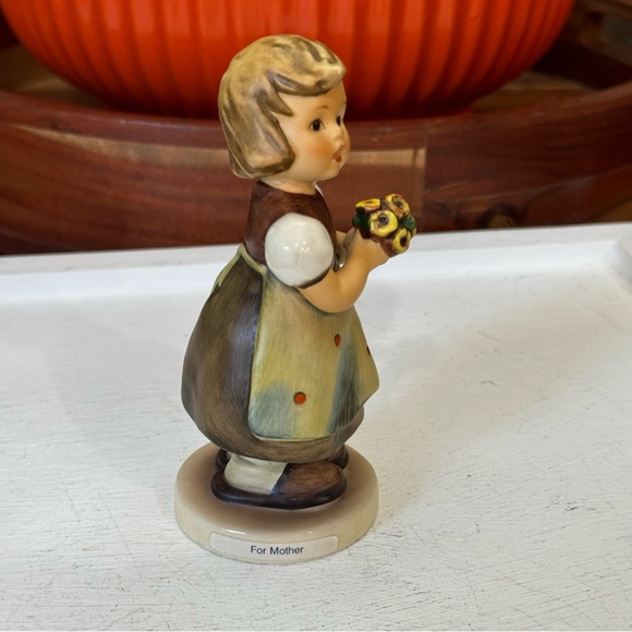 Goebel Girl Holding Flowers "For Mother" Figure #257 Collectible 1963 - Picture 3 of 13